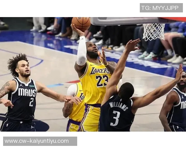 詹姆斯助力八村频频攻筐展现默契配合引发球迷热议 詹姆斯助力八村频频攻筐展现默契配合引发球迷热议